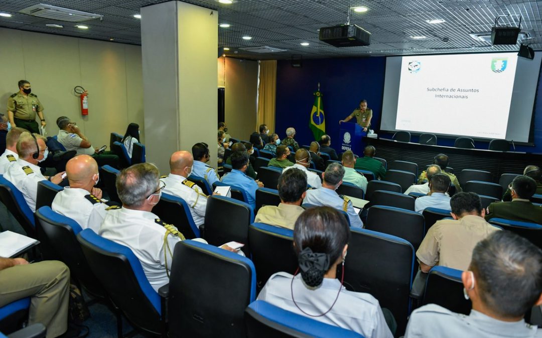 Adidos de Defesa de 35 países conhecem operações realizadas no Brasil